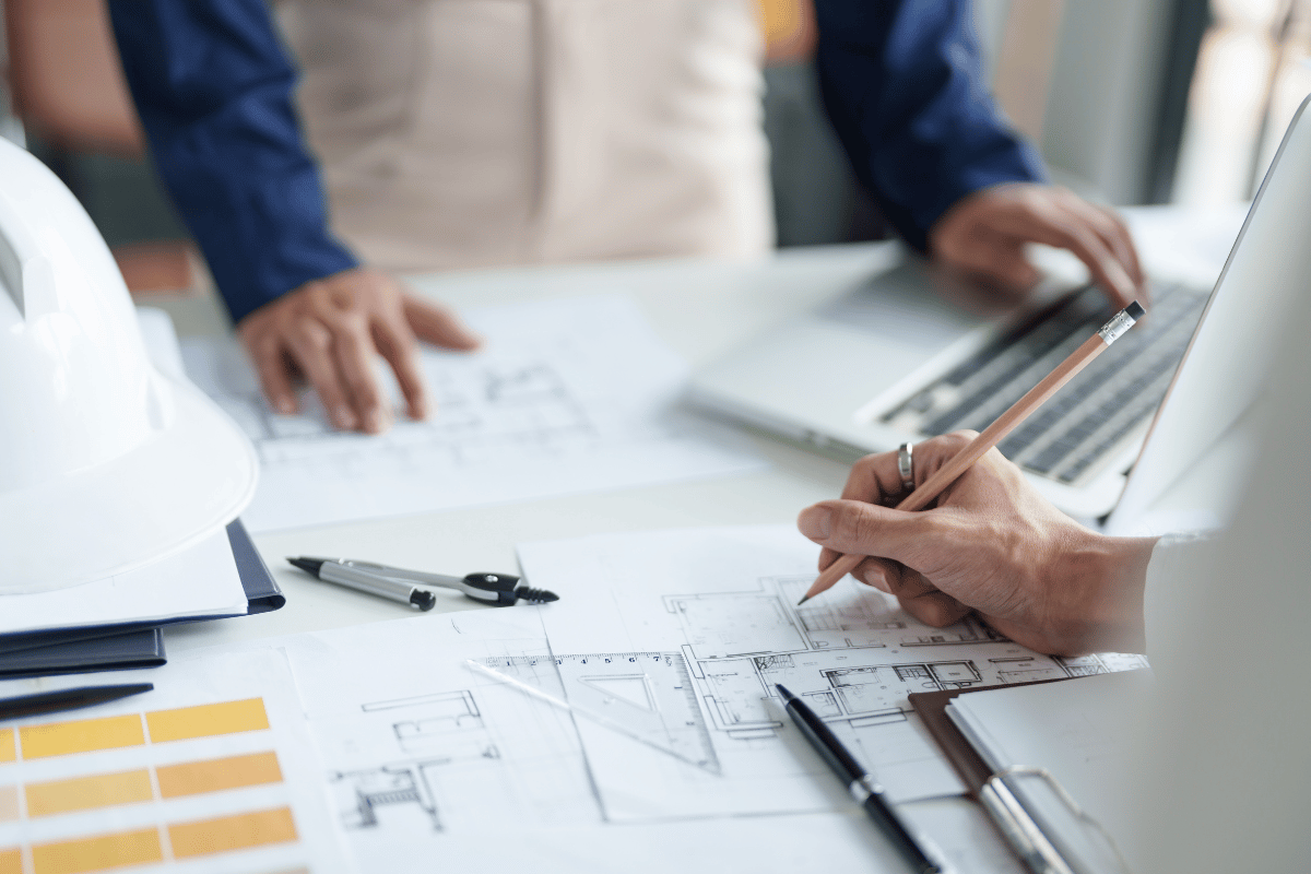 builder discussing project with homeowner